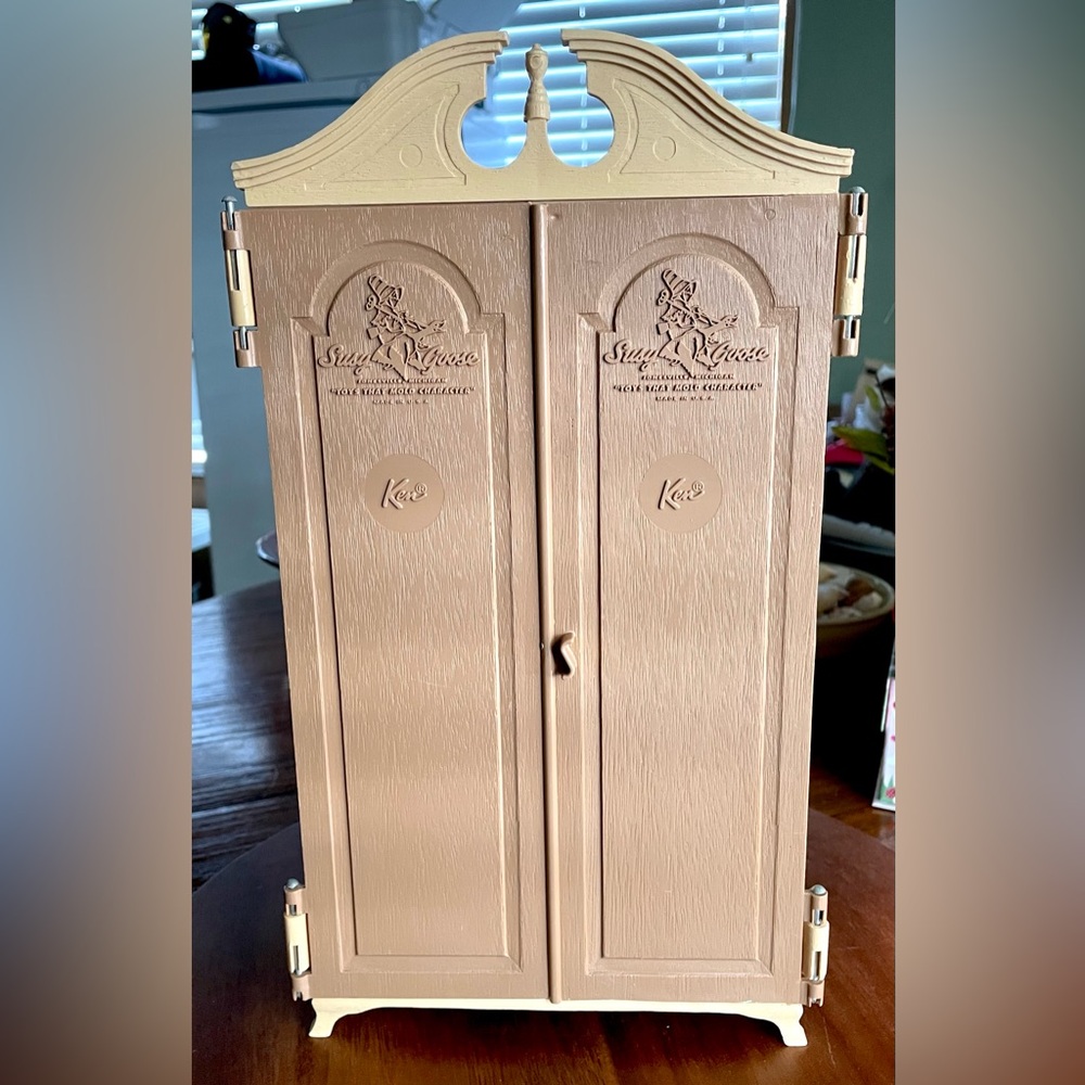 Barbie Tan Wardrobe Closet
